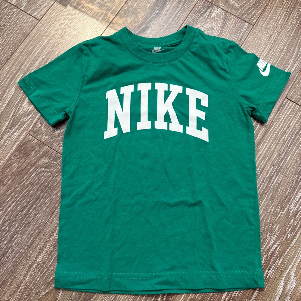 Nike Kids Green T-Shirt Size Small